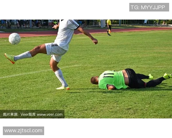 足球明星精彩瞬间大开脚踢球图片展示尽显运动魅力与激情 足球明星精彩瞬间大开脚踢球图片展示尽显运动魅力与激情